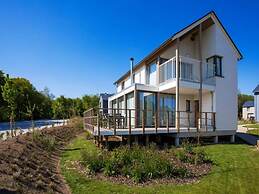 Spacious Villa Near Castle