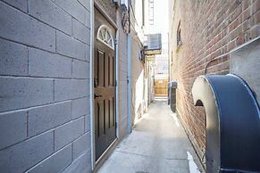 Casa Queen-Leslieville Suite w LRG Patio