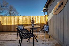 Casa Queen-Leslieville Suite w LRG Patio