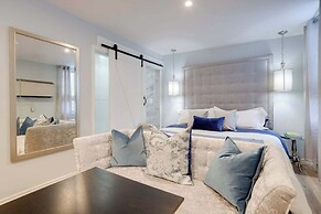 Casa Queen-Leslieville Suite w LRG Patio