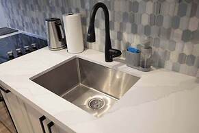 Casa Queen-Leslieville Suite w LRG Patio