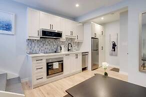 Casa Queen-Leslieville Suite w LRG Patio