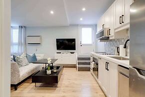 Casa Queen-Leslieville Suite w LRG Patio