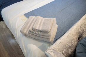 Casa Queen-Leslieville Suite w LRG Patio