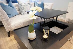 Casa Queen-Leslieville Suite w LRG Patio