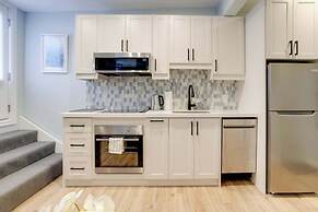 Casa Queen-Leslieville Suite w LRG Patio