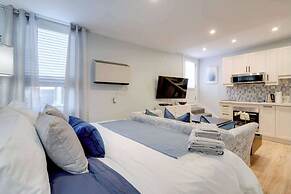 Casa Queen-Leslieville Suite w LRG Patio