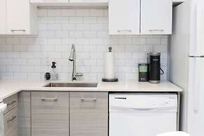 Casa Queen-Unique 2BR Suite- Leslieville