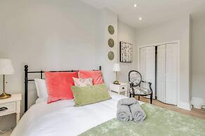 Casa Queen-Unique 2BR Suite- Leslieville