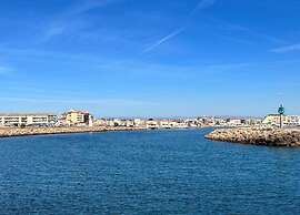 Cozy Beachside Villa in Serignan