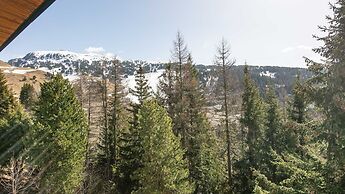 Alpine Comfort With Balcony Views