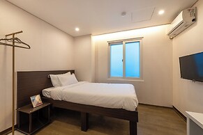 Crashin Yongsan Guesthouse