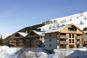 Spacious Retreat With Terrace