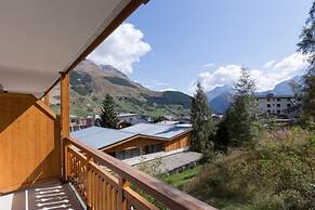 Slope-side Stay With Balcony