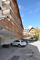 Slope-side Stay With Balcony