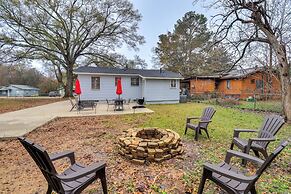 3 Mi to Mississippi Stadium: Cozy Jackson Getaway!
