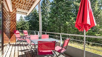 Sunny Stay Near the Slopes