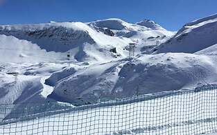 Getaway for 10 Near Slopes