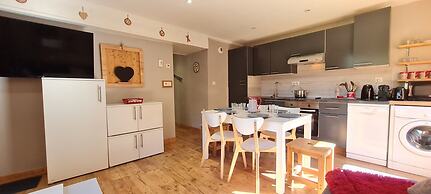 Alpine Apartment for 6 Guests