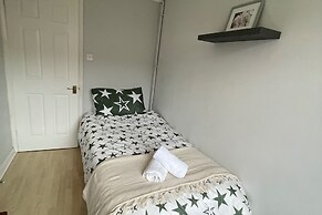 Bee Temple Entire Spacious 3-bed Apartment