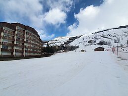 Cozy Alpine Escape Near Slopes