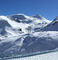 Cozy Alpine Escape Near Slopes