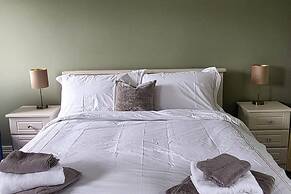 Apartment-sleeps2-parking-garden-patio