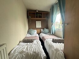 Harwich - Caravan - Sleeps 10 - Garden - Pool