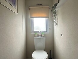 Harwich - Caravan - Sleeps 10 - Garden - Pool