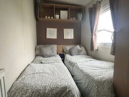 Harwich - Caravan - Sleeps 10 - Garden - Pool