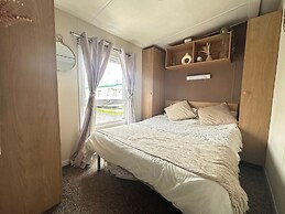 Harwich - Caravan - Sleeps 10 - Garden - Pool