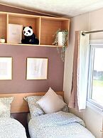 Harwich - Caravan - Sleeps 10 - Garden - Pool