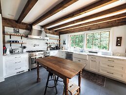 Charming 6 Bdrm Countryside Stay