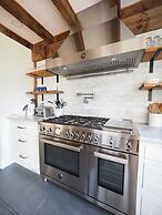 Charming 6 Bdrm Countryside Stay