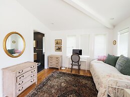 Charming 6 Bdrm Countryside Stay