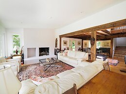 Charming 6 Bdrm Countryside Stay
