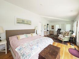 Charming 6 Bdrm Countryside Stay