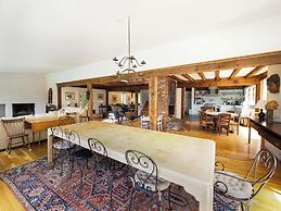 Charming 6 Bdrm Countryside Stay