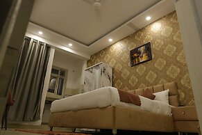 The Sandalwood By La Carnation