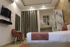 The Sandalwood By La Carnation