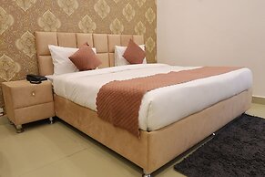 The Sandalwood By La Carnation