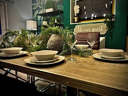 Sleeps10-parking-garden-hottub-petfriendly