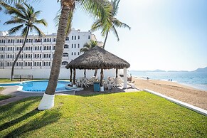 Playa Azul Apt with Sea views & Pool