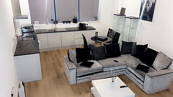 Cozy West Bromwich Apartment by High Street