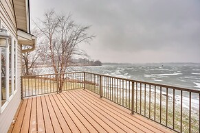 Near All-season Trails: Howard Lake Home w/ Dock!