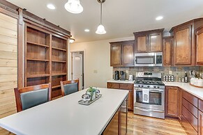 Private Cabin w/ Forest Views & Grill in Lakehead!