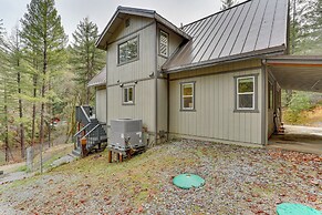 Private Cabin w/ Forest Views & Grill in Lakehead!