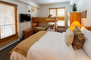 4315b - Queen Deluxe Creekside Condominiums 1 Bedroom Hotel Room