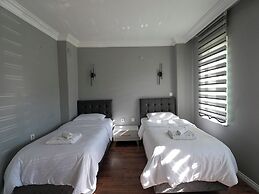 Yeşil Panjurlu Villa Otel