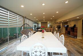 Yeşil Panjurlu Villa Otel